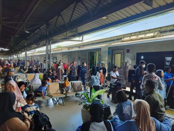 Lonjakan Penumpang KAI Warnai Awal Libur Panjang, Okupansi Tembus 105 Persen