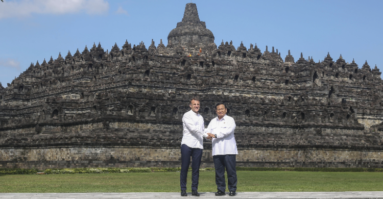 Prabowo Jadi Sopir Macron dan Berkeliling Borobudur