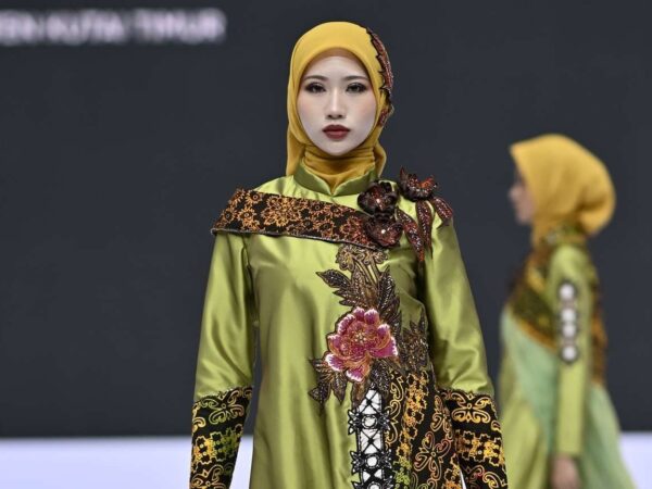 Bukan Sekadar Batik: Wakaroros, Suara Sunyi Tebing Kutim yang Kini Bicara di Panggung Mode