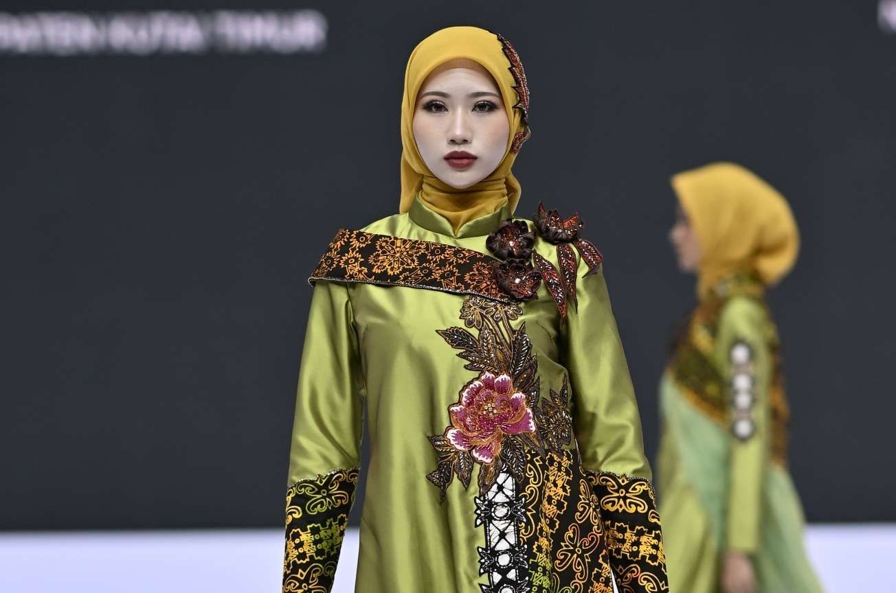 Bukan Sekadar Batik: Wakaroros, Suara Sunyi Tebing Kutim yang Kini Bicara di Panggung Mode