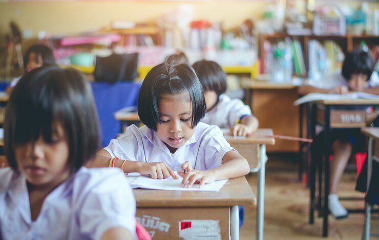 Pendidikan Dasar Gratis: Pelaksanaan Harus Bertahap, Daerah Perlu Siapkan Skema