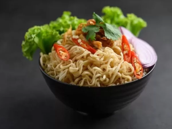 Waspadai! Kombinasi Mie Instan dengan Tiga Makanan Ini Bisa Picu Masalah Kesehatan Serius