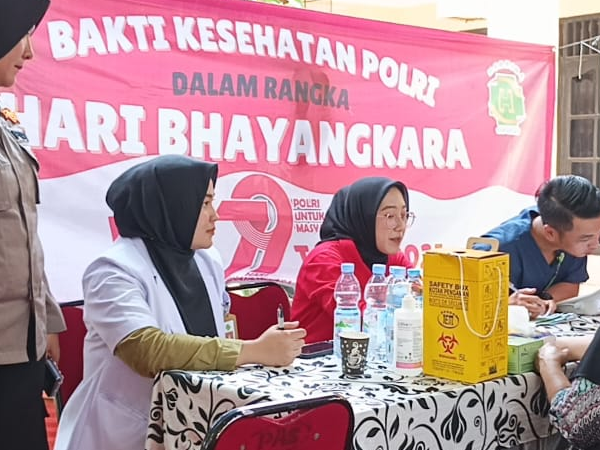 Peringati HUT Bhayangkara ke-79, Polsek Ciputat Timur dan RS Hermina Adakan Layanan Kesehatan Gratis di Cipayung