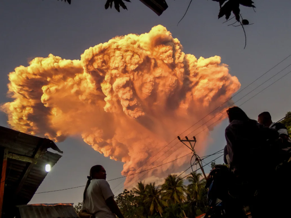 Erupsi Gunung Lewotobi Telan Dampak Besar: Abu hingga 11 km ke Langit, Puluhan Penerbangan ke Bali Terdampak