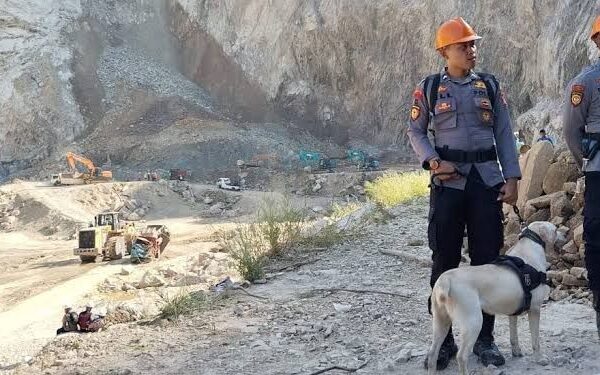 Unit K9 Diterjunkan Bantu Temukan Korban Longsor di Gunung Kuda