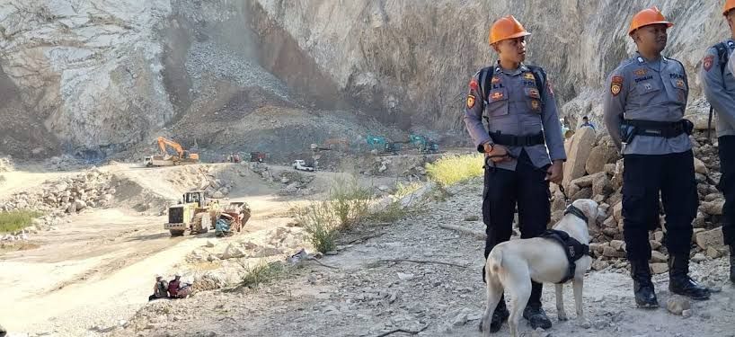Unit K9 Diterjunkan Bantu Temukan Korban Longsor di Gunung Kuda