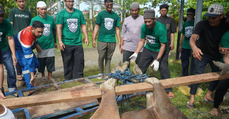 Rayakan Idul Adha 2025, Pekerja KPI Distribusikan 630 Hewan Kurban ke Komunitas Sekitar Kilang