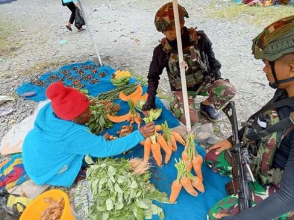 TNI Dukung Ekonomi Lokal, Satgas 715 Borong Hasil Kebun Warga Puncak Jaya