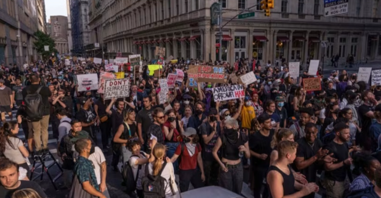 Kebijakan Imigrasi Trump Picu Protes Damai di New York