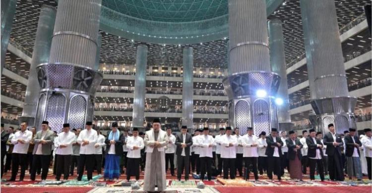 Presiden Prabowo Tunaikan Shalat Iduladha di Masjid Istiqlal, Serahkan 985 Sapi Kurban ke Seluruh Indonesia
