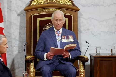 Raja Charles III Hadir di Publik dengan Sikap Tenang di Tengah Isu Nama Belakang Pangeran Harry