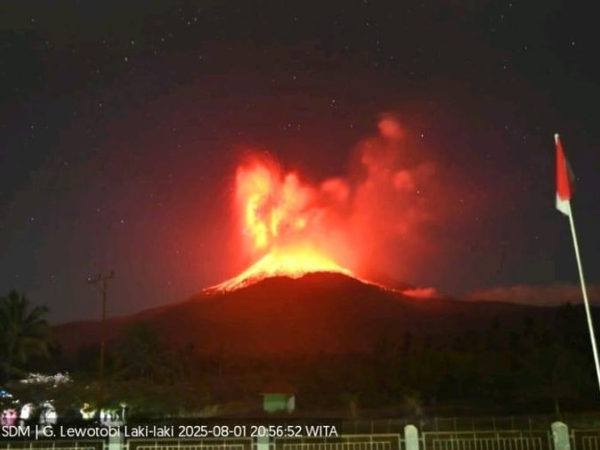Status Siaga Tetap Berlaku Usai Erupsi Lewotobi Laki‑laki, Bandara Maumere Ditutup Sementara