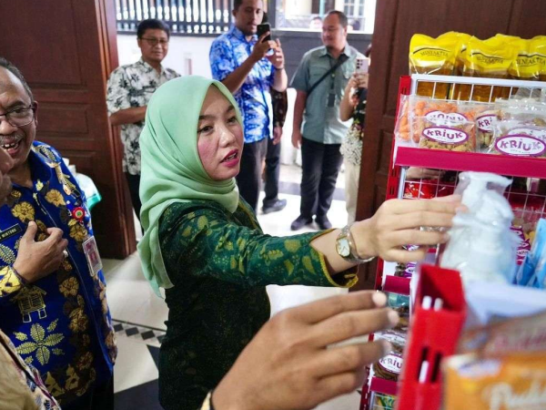 Wamenkop Farida Farichah Puji Koperasi Merah Putih Pondok Aren yang Beroperasi dari Rumah