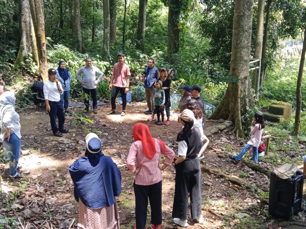 Latih Kepercayaan Diri, 12 Peserta Ikuti Sesi Olah Vokal Public Speaking di Tahura Bandung