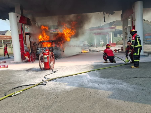 Mobil Hangus Terbakar Saat Isi BBM di SPBU Cimahi, Diduga Karena Penimbunan Ilegal