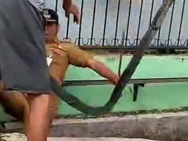 Lurah Medan Di dorong Warga Hingga Jatuh ke Parit Saat Bongkar Polisi Tidur Berpaku