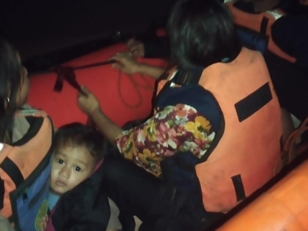 Enam Warga Muara Ciwidey Dievakuasi Setelah Terjebak Banjir di Bandung